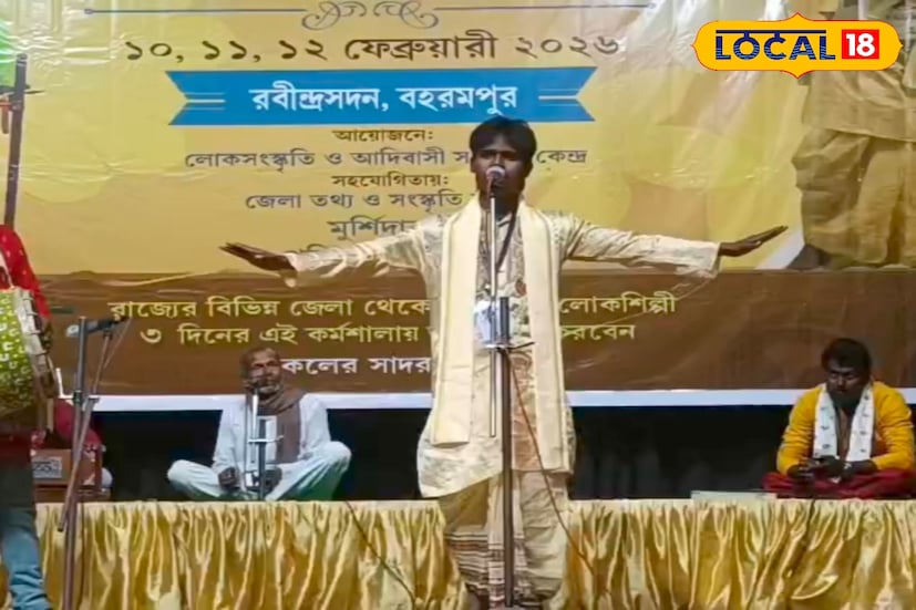 কবিগানের প্রসারে কর্মশালায় আস্থা কবিয়ালদের। কখনও নানা প্রকল্পের প্রচার, কখনও সমাজকে এগিয়ে নিয়ে যাওয়ার ডাক, সামাজিক বার্তা দিকে দিকে ছড়িয়ে দেন তাঁরা। বহরমপুর শহরে হচ্ছে সেই কবিয়ালদের কবিগানের কর্মশালা। (ছবি ও তথ্যঃ তন্ময় মন্ডল)