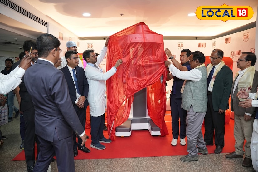 উত্তরবঙ্গের স্বাস্থ্য পরিষেবায় এক ঐতিহাসিক সংযোজন হিসেবে এশিয়ান ইনস্টিটিউট অফ নেফ্রোলজি অ্যান্ড ইউরোলজি (AINU) শিলিগুড়িতে চালু হল অত্যাধুনিক অ্যাডভান্সড রোবোটিক সার্জারি সেন্টার। শিবমন্দিরে অবস্থিত এই হাসপাতালেই বৃহস্পতিবার আনুষ্ঠানিকভাবে পরিষেবার উদ্বোধন করেন পদ্মশ্রী করিমুল হক ও প্রখ্যাত ফুটবলার বাইচুং ভুটিয়া। উপস্থিত ছিলেন আরও বিশিষ্ট অতিথিরা। (ছবি ও তথ্য: ঋত্বিক ভট্টাচার্য)