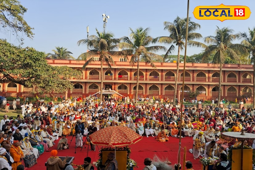 গৌড় পূর্ণিমা মহোৎসব উপলক্ষে ইসকন মায়াপুরে শুরু হল ফ্ল্যাগ হোস্টিং ও বিশেষ পূজার মধ্য দিয়ে উৎসবের আনুষ্ঠানিক সূচনা। দেশ-বিদেশ থেকে আগত অসংখ্য ভক্তের উপস্থিতিতে উৎসবমুখর হয়ে উঠেছে মায়াপুর প্রাঙ্গণ।ছবি ও তথ্য: মৈনাক দেবনাথ