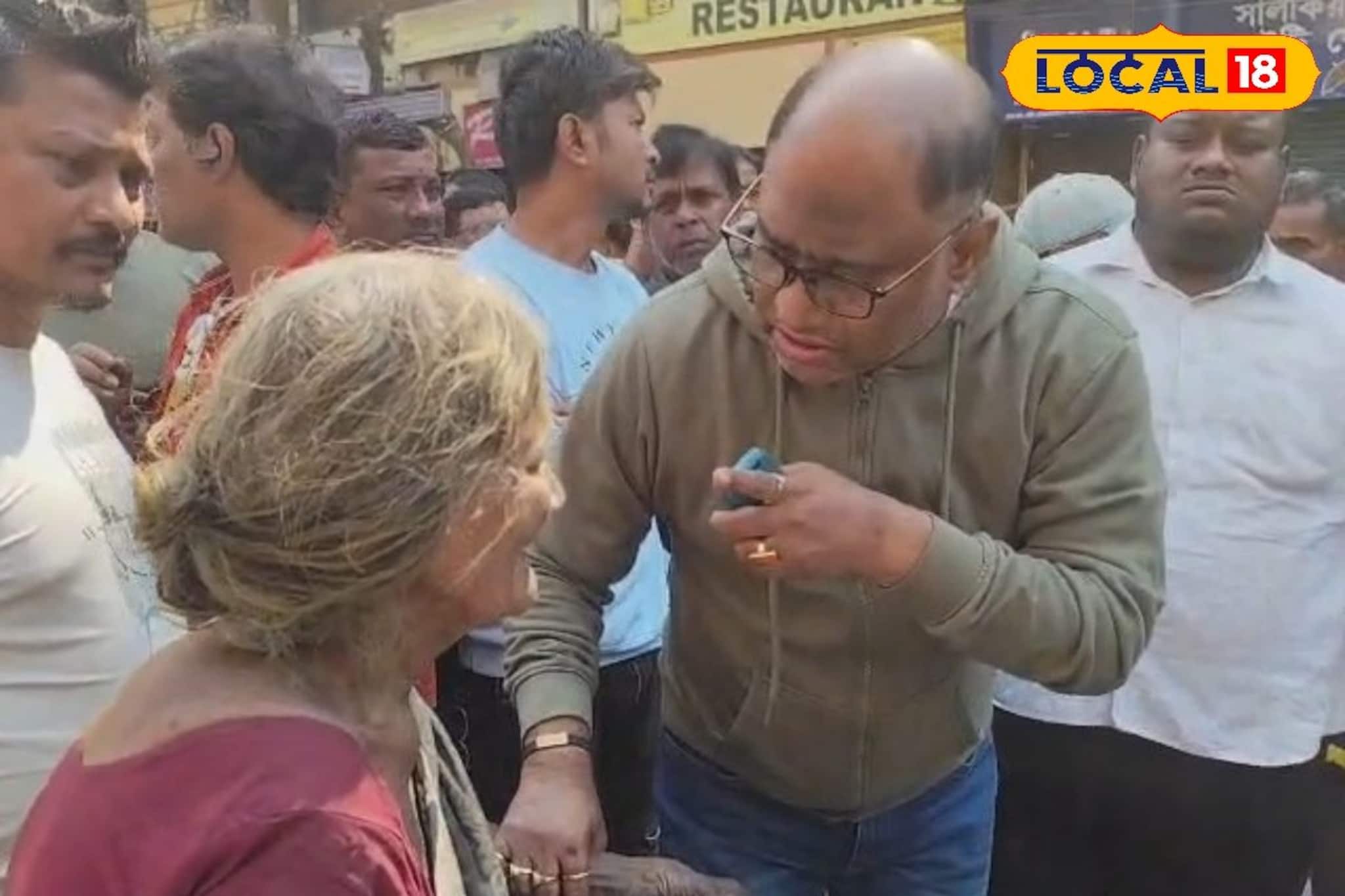 খবরে দেখেই সালকিয়ার বৃদ্ধা মায়ের পাশে বিধায়ক!