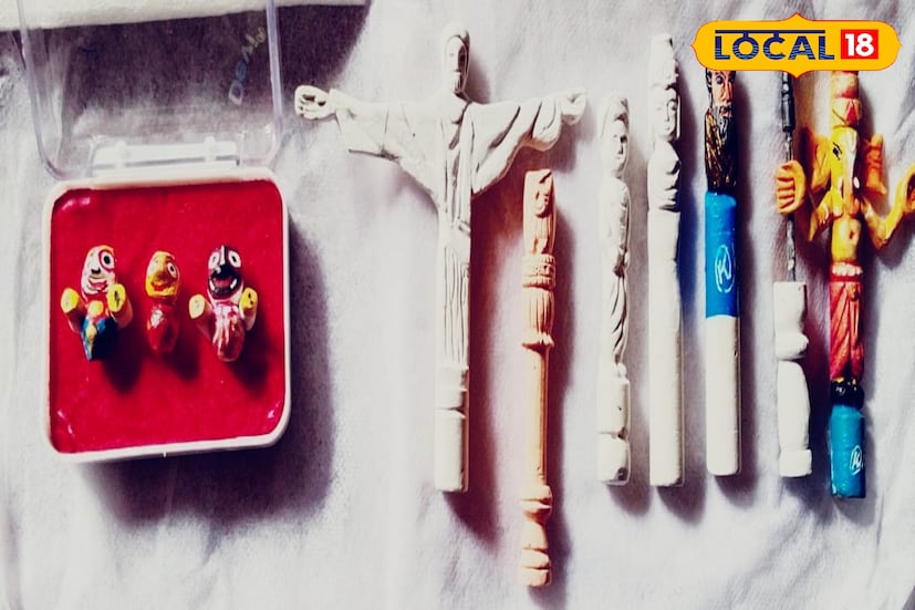 কলেজ পড়ুয়ার হাতে চক খোদাই করে ফুটে উঠছে সিদ্ধিদাতা গণেশ, রবীন্দ্রনাথ, বিবেকানন্দ স্ট্যাচু অব লিবার্টির মত বিভিন্ন মূর্তি! চক খোদাই করে মূর্তি এবং একটি খন্ডের সঙ্গে আঠা জোড়া লাগিয়ে বিভিন্ন মূর্তি তৈরি। (ছবি ও তথ্য: রাকেশ মাইতি)