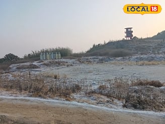 ভ্যালেন্টাইন্স ডে-তে বরফের চাদরে মুড়ল দার্জিলিং, তুষারপাতের রোমাঞ্চে আপ্লুত পর্যটকরা