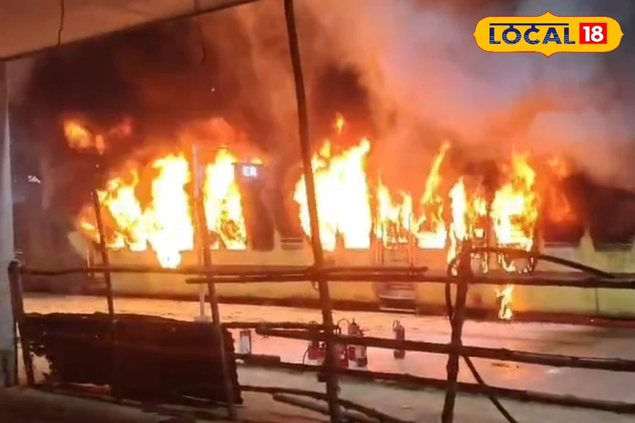 শর্ট সার্কিটের আশঙ্কা! কাটোয়া–আজিমগঞ্জ ট্রেনে ভয়াবহ আগুন