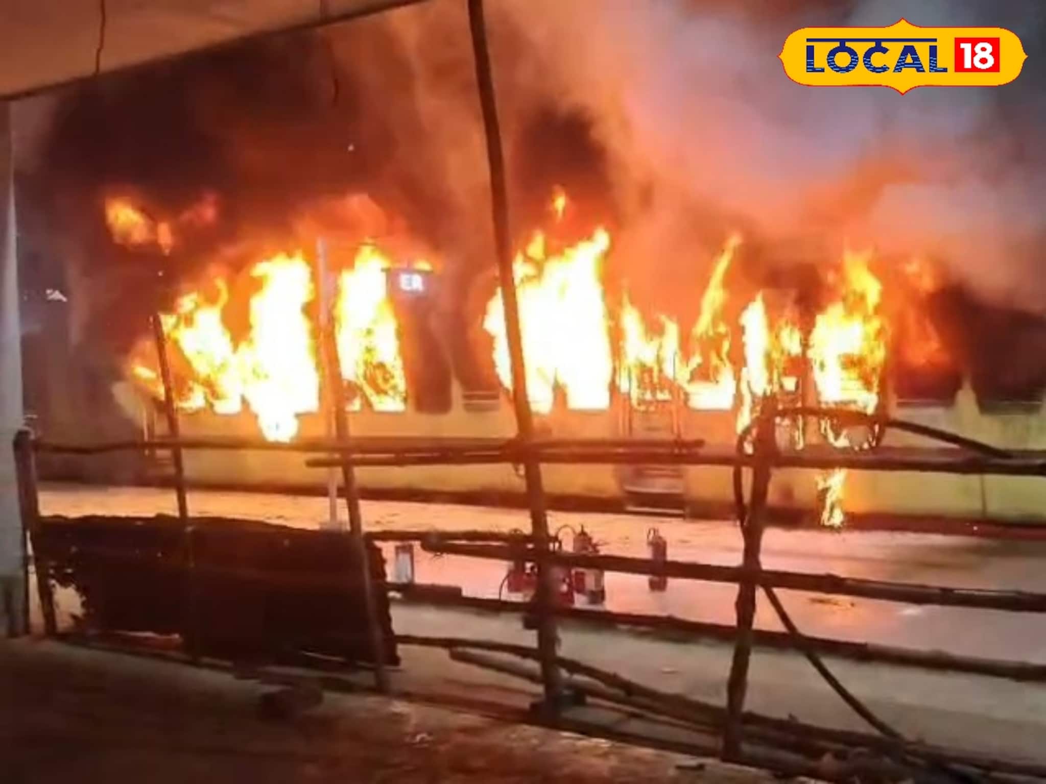 শর্ট সার্কিটের আশঙ্কা! কাটোয়া–আজিমগঞ্জ ট্রেনে ভয়াবহ আগুন