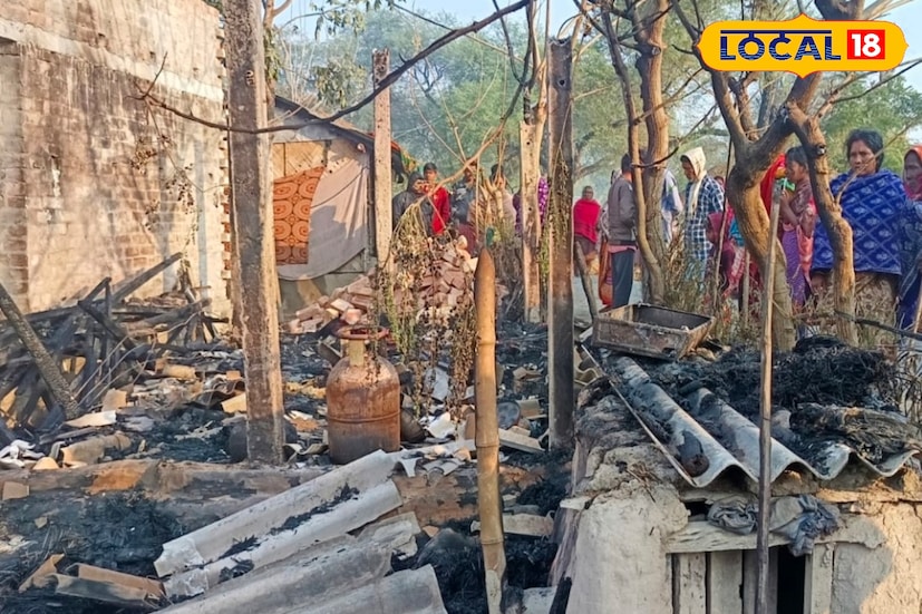 উত্তর ২৪ পরগনার হিঙ্গলগঞ্জের পূর্ব খেজুরবেড়িয়া এলাকায় গভীর রাতে ভয়াবহ অগ্নিকাণ্ডে একটি দোকান, চারটি বাড়ি এবং দু'টি খড়ের গাদা পুড়ে ছাই হয়ে যায়। আগুনে ঘর ও দোকানের আসবাবপত্র, নগদ টাকা, প্রয়োজনীয় নথিপত্রসহ প্রায় সমস্ত সামগ্রী ভস্মীভূত হয়েছে। তবে স্থানীয় বাসিন্দাদের তৎপরতায় বড় ধরনের প্রাণহানি এড়ানো সম্ভব হয়েছে, যা এলাকায় স্বস্তির নিঃশ্বাস ফেলেছে।