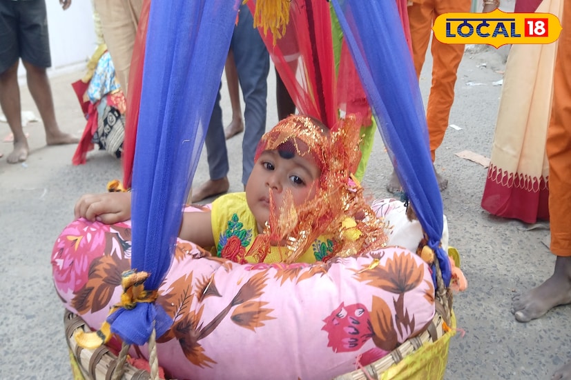 শিবরাত্রিতে অন্য ছবি হাওড়ায়। দেবাদিদেবের আরাধনায় এক হয়েছে শিশু থেকে বৃদ্ধ সকলে। চিরাচরিত প্রথা মেনে মহাদেবের আরাধনায় মেতে উঠেছেন ভক্তরা। এবার একসঙ্গে ভোলেবাবার আরাধনায় মাতল একটি পরিবার, বাদ পড়েনি দুধের শিশুও। (ছবি ও তথ্যঃ রাকেশ মাইতি)