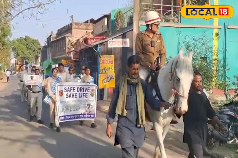 বীরভূমের খয়রাশোলের রাস্তায় হঠাৎই দেখা গেল অশ্বারোহী ট্রাফিক অফিসারকে। ঘোড়ার পিঠে চেপে র‍্যালির সামনে নেতৃত্ব দিচ্ছেন তিনি- দৃশ্যটি যেন একঝলকে ইংরেজ আমলকে চোখের সামনে হাজির করল। পথচারীরা থমকে দাঁড়িয়ে কৌতূহলভরে সেই মুহূর্ত দেখেন, অনেকেই মোবাইলে ছবি তোলেন। বীরভূমের খয়রাশোলের রাস্তায় হঠাৎই দেখা গেল অশ্বারোহী ট্রাফিক অফিসারকে। ঘোড়ার পিঠে চেপে র‍্যালির সামনে নেতৃত্ব দিচ্ছেন তিনি- দৃশ্যটি যেন একঝলকে ইংরেজ আমলকে চোখের সামনে হাজির করল। পথচারীরা থমকে দাঁড়িয়ে কৌতূহলভরে সেই মুহূর্ত দেখেন, অনেকেই মোবাইলে ছবি তোলেন।