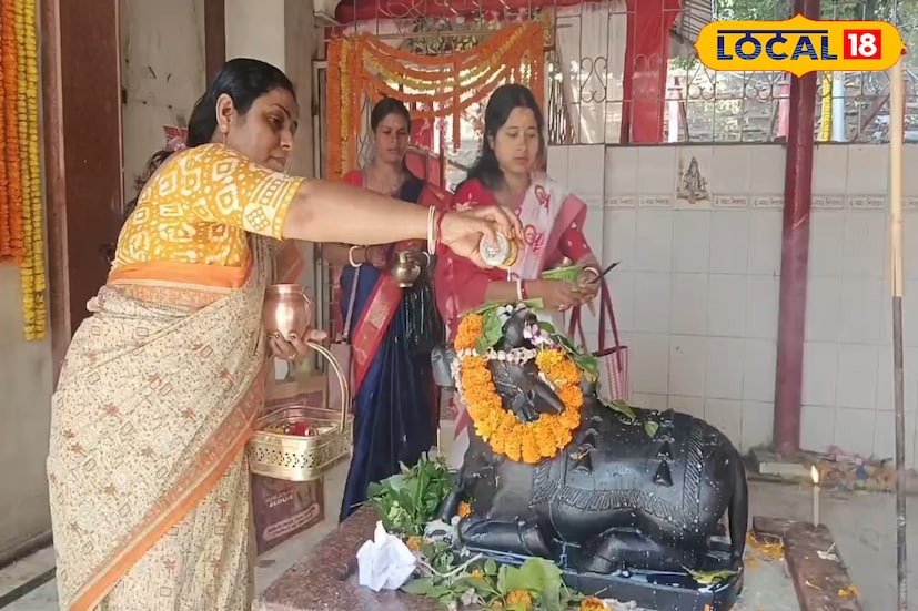 শিবরাত্রি উপলক্ষে বীরভূমের অন্যতম তীর্থক্ষেত্র বক্রেশ্বরে পুণ্যার্থীদের ঢল নেমেছে। রবিবারের পর সোমবারও মন্দিরের গর্ভগৃহে শিবের মাথায় জল ঢালার জন্য ভক্তদের দীর্ঘ লাইন চোখে পড়ে। প্রশাসনের পক্ষ থেকে জানানো হয়েছে, এই পুজোর উপাচার ও ভক্তদের আনাগোনা সোমবার সন্ধ্যা পর্যন্ত জারি থাকবে। (ছবি ও তথ্য: সুদীপ্ত গড়াই) শিবরাত্রি উপলক্ষে বীরভূমের অন্যতম তীর্থক্ষেত্র বক্রেশ্বরে পুণ্যার্থীদের ঢল নেমেছে। রবিবারের পর সোমবারও মন্দিরের গর্ভগৃহে শিবের মাথায় জল ঢালার জন্য ভক্তদের দীর্ঘ লাইন চোখে পড়ে। প্রশাসনের পক্ষ থেকে জানানো হয়েছে, এই পুজোর উপাচার ও ভক্তদের আনাগোনা সোমবার সন্ধ্যা পর্যন্ত জারি থাকবে। (ছবি ও তথ্য: সুদীপ্ত গড়াই)