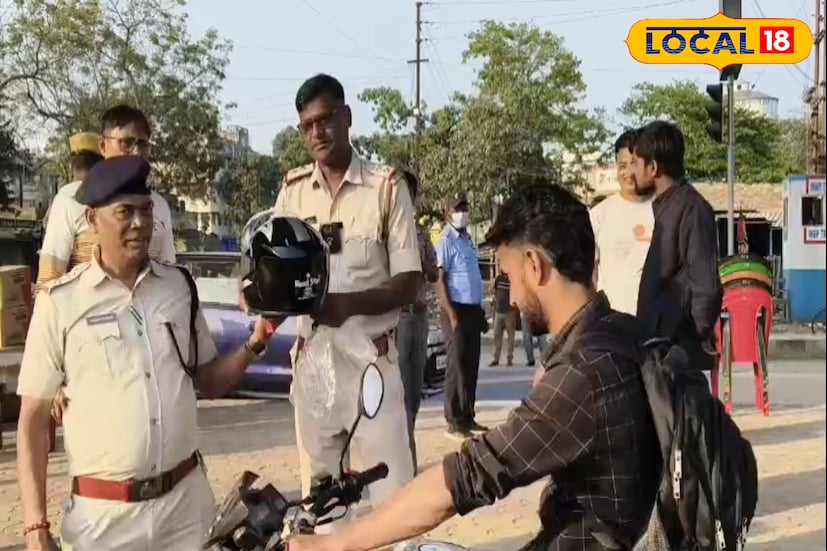 পথ নিরাপত্তা নিশ্চিত করতে এবং ‘সেফ ড্রাইভ সেভ লাইফ’ কর্মসূচিকে সাধারণ মানুষের হৃদয়ে পৌঁছে দিতে এক অভিনব উদ্যোগ নিল রানাঘাট পুলিশ জেলা। ট্র্যাফিক নিয়ম না মানলেই দেওয়া হচ্ছে পুলিশের থেকে বিশেষ উপহার! ছবি ও তথ্য: মৈনাক দেবনাথ 