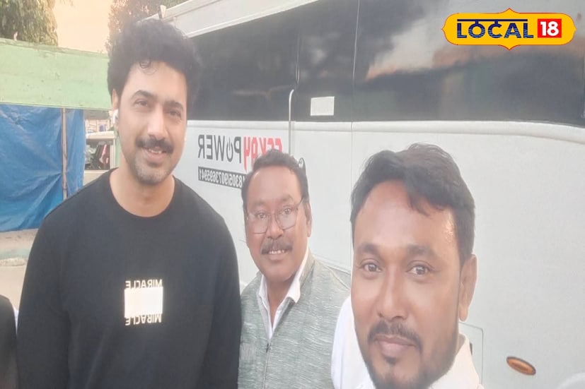 শিলিগুড়ি, ঋত্বিক ভট্টাচার্য : টলিউডে নতুন উত্তেজনা—শুরু হয়ে গেল দেব-এর ৫০তম ছবির শ্যুটিং। ছবির নাম BAD অর্থাৎ ‘বাইক অ্যাম্বুল্যান্স দাদা’। সব ঠিক থাকলে ১৪ অগাস্ট প্রেক্ষাগৃহে মুক্তি পাবে ছবিটি। ইতিমধ্যেই জোরকদমে কাজ শুরু হয়েছে। রবিবার থেকে শ্যুটিং ফ্লোরে দেখা গেল দেবকে, একেবারে নতুন লুকে, যা ঘিরে ইতিমধ্যেই চর্চা তুঙ্গে। জলপাইগুড়ি জেলার এক অখ্যাত গ্রাম রাজাডাঙার ধলাবাড়ির বাসিন্দা করিমুল হক। তিনি ‘অ্যাম্বুল্যান্স দাদা’ নামে পরিচিত। শহর থেকে বহু দূরের প্রান্তিক এলাকার বাসিন্দাদের চিকিৎসার প্রয়োজনে নিজের বাইককেই অ্যাম্বুল্যান্সের মতো ব্যবহার করেন করিমুল। বাইকেই তিনি মুমুর্ষু রোগীদের পৌঁছে দেন হাসপাতালে। এভাবেই বছরের পর বছর তিনি সমাজসেবা করে চলেছেন। স্বীকৃতি হিসেবে ২০১৭ সালে ‘পদ্মশ্রী’ সম্মান তুলে দেওয়া হয় তাঁর হাতে।