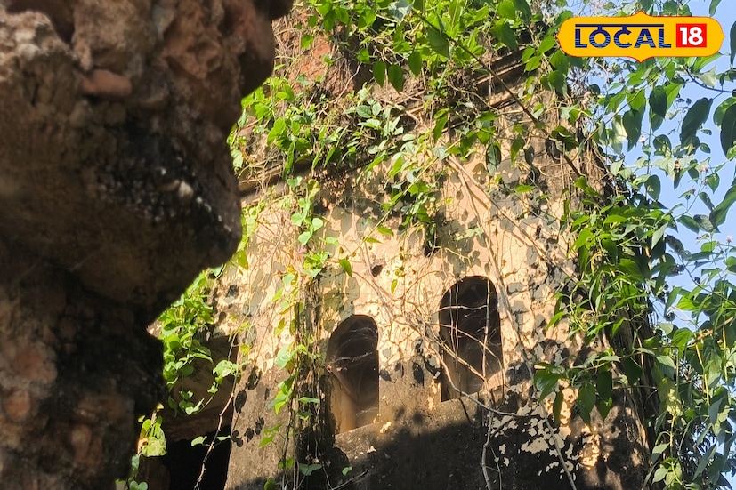 *সোনামুখী শহর ঢোকার পরেই, বাঁ দিকে তাকালে দেখা যাবে একটি প্রাচীন হানাবাড়ি। স্থানীয়দের মধ্যে স্পষ্ট নয় এই বাড়ি কার। কেউ কেউ বলেন নীলকুঠি আবার কেউ কেউ বলেন ভুতুড়ে বাড়ি। তবে এই বাড়ীর সঙ্গে জড়িয়ে রয়েছে বাঁকুড়ার তৎকালীন সোনামুখী বাণিজ্য নগরীর ইতিহাস।