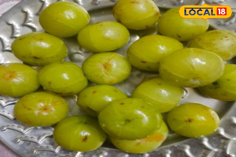 আমলকির কথা উঠলে আমাদের এই ছোটবেলার কথায় বারবার মনে চলে আসে কারণ আমলকি এতটা সুস্বাদু।এখন যদিও অনেকেই এটি দেখে নাক সিটকান। তবে একবার যদি চেখে দেখেন, তাহলে সঙ্গে সঙ্গে প্রেম পড়বেন টক-ঝাল-মিষ্টি এই পদের বানিয়ে স্বাদ নিন। একবার খেলে বারবার খেতে মন চাইবে। (তথ্য ছবি সুমন সাহা)