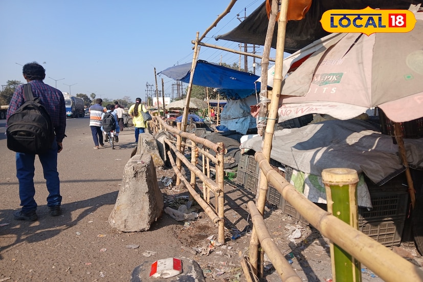 গিজগিজ করছে মানুষ, রাস্তার উপর বাজারের পসরা, ক্রেতা বিক্রেতায় ঠাসা একটি জাতীয় সড়ক! তবে এবার বাঁশের ব্যারিকেড দেওয়ায় রাস্তার বহর বৃদ্ধি পেয়েছে। ফলে হাওড়ার রানিহাটি মোড় জাতীয় সড়কে কমছে দুর্ঘটনার আশঙ্কা। (ছবি ও তথ্যঃ রাকেশ মাইতি)