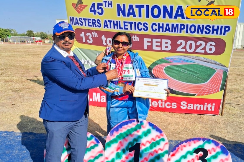 সংসারের গুণ্ডি পেরিয়ে এবারে জাতীয় ট্রাকে দৌড়ে বাংলার নাম উজ্জ্বল করল মালদহের ৪০ ঊর্ধ্ব স্কুল শিক্ষিকা। জাতীয় স্তরের দৌড় প্রতিযোগিতায় এক‌ই সঙ্গে দুটি সোনা আনলেন মালদহের এক স্কুল শিক্ষিকা সুপ্রিয়া দাস ঘোষ। (ছবি ও তথ্য: জিএম মোমিন)