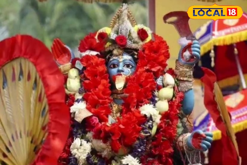 পূর্ব বর্ধমান জেলার দক্ষিণ দামোদরের খণ্ডঘোষ অঞ্চলে বৃহস্পতিবার সম্পূর্ণ হল ঐতিহ্যবাহী ‘মাঠের কালী’ পুজো। প্রতি বছর ফাল্গুন মাসের অমাবস্যা তিথিতে খণ্ডঘোষ গ্রামের পূর্ব প্রান্তে এই পুজোর আয়োজন করা হয়। ভোর থেকেই ভক্তদের ভিড়ে মুখরিত হয়ে ওঠে পুজো প্রাঙ্গণ। পুজো উপলক্ষে বসে বড় মেলাও, যা এলাকার মানুষের কাছে বিশেষ আকর্ষণ।তথ্য ও ছবি: বনোয়ারীলাল চৌধুরী