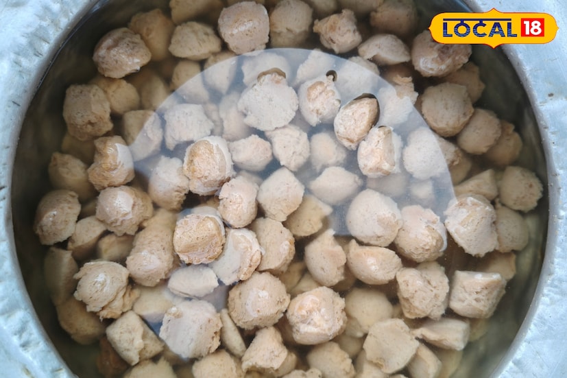 পুরুলিয়া জেলার রঘুনাথপুরে সোয়াবিনের পকোড়া এখন জনপ্রিয়। পুরুলিয়া জেলার এই ছোট শহরে বিকেলের আড্ডা মানেই আগে ছিল চা-বিস্কুট বা তেলেভাজা। কিন্তু সময়ের সঙ্গে বদলেছে পছন্দ। এখন স্বাস্থ্যসচেতন তরুণ-তরুণী থেকে শুরু করে কর্মব্যস্ত মানুষ, সবার কাছেই সোয়াবিনের পকোড়া এক জনপ্রিয় ফাস্ট ফুড। (ছবি ও তথ্য: শান্তনু দাস) পুরুলিয়া জেলার রঘুনাথপুরে সোয়াবিনের পকোড়া এখন জনপ্রিয়। পুরুলিয়া জেলার এই ছোট শহরে বিকেলের আড্ডা মানেই আগে ছিল চা-বিস্কুট বা তেলেভাজা। কিন্তু সময়ের সঙ্গে বদলেছে পছন্দ। এখন স্বাস্থ্যসচেতন তরুণ-তরুণী থেকে শুরু করে কর্মব্যস্ত মানুষ, সবার কাছেই সোয়াবিনের পকোড়া এক জনপ্রিয় ফাস্ট ফুড। (ছবি ও তথ্য: শান্তনু দাস)