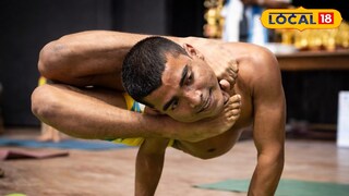 পোজ দিচ্ছেন