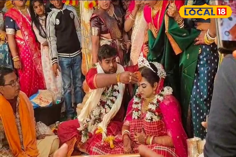 বীরভূম,সৌভিক রায়: সাপের ছোবল পেরিয়ে লগ্নরক্ষা বীরভূমের লাভপুরের বিয়েতে। শুনতে একটু অবাক লাগলেও সিনেমার দৃশ্যকে হার মানানো বাস্তবে এমন এক ঘটনা ঘটেছে। বীরভূমের লাভপুরের দোনাইপুর গ্রামের হোটেল ব্যবসায়ী সুবীর সাহার বড় ছেলে, ২৪ বছরের সুব্রত সাহার বিয়ে ঠিক হয়েছিল পূর্ব বর্ধমানের ভাতার থানার মুরাতিপুরের বাসিন্দা ইন্দ্রজিৎ সাহার একমাত্র মেয়ে ঈশিতার সঙ্গে। সন্ধ্যা ৭টা থেকে রাত ১১টা ছিল বিয়ের শুভ লগ্ন।