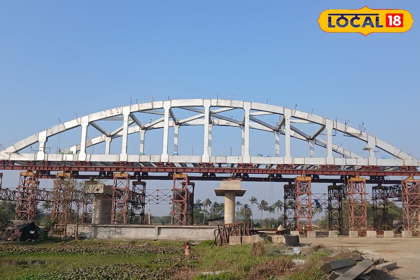 এবার শুধু সময়ের অপেক্ষা, এবার ঝঞ্ঝাট মুক্ত রেললাইন পারাপার। রেলগেটে দীর্ঘক্ষণ আটকে থেকে পারাপারের দিন শেষ হতে চলেছে। দুরন্ত গতিতে চলছে রেল ওভারেব্রিজ তৈরির কাজ। (ছবি ও তথ্য: রাকেশ মাইতি)
