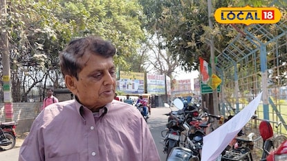 ছেলের জন্য যুব সাথীর ফর্ম তুললেন বাবা ছেলের জন্য যুব সাথীর ফর্ম তুললেন বাবা