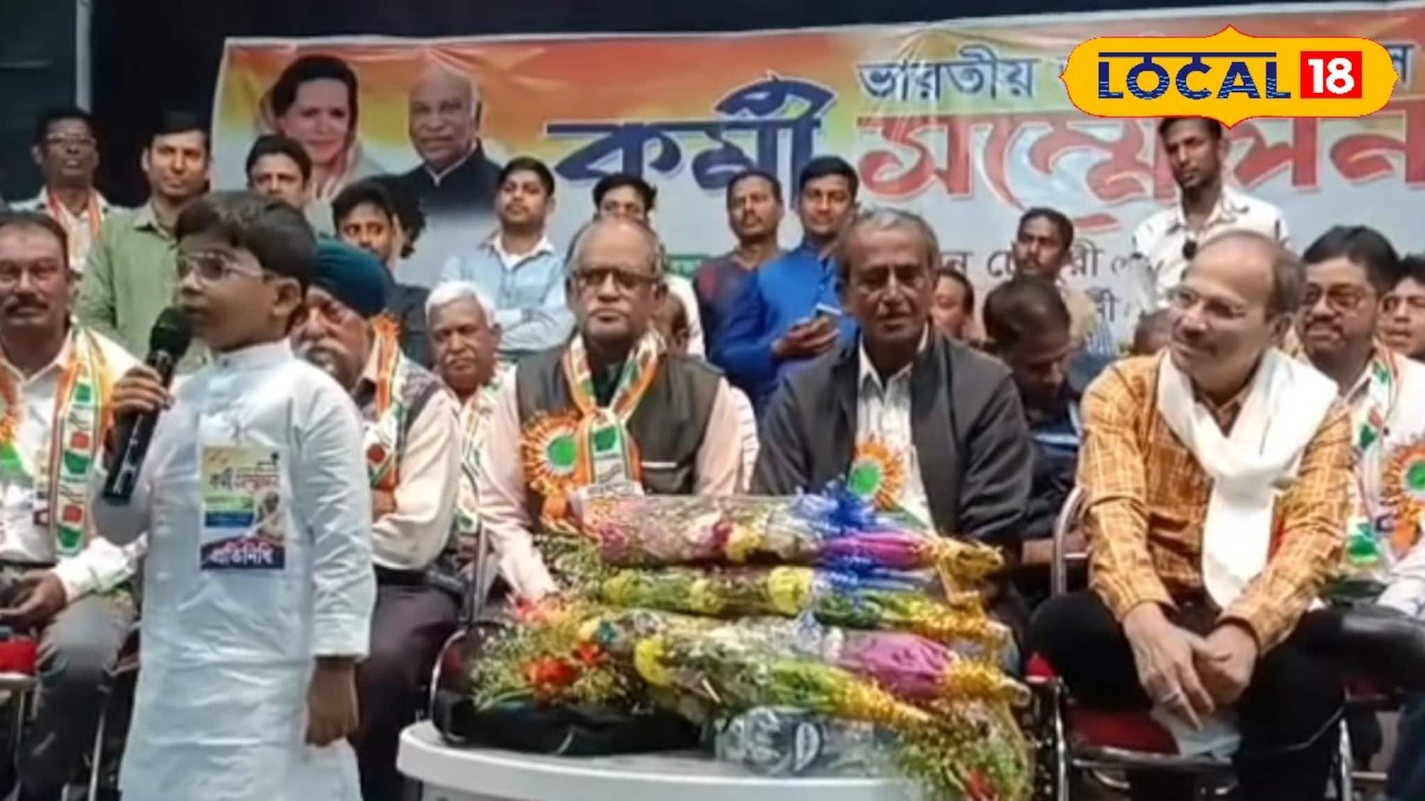 অধীর রঞ্জন চৌধুরী তখন মঞ্চে...! আচমকা মাইক্রোফোন হাতে তুলে নিল খুদে পড়ুয়া আর্যায়ন! পরমুহূর্তে যা ঘটল, মুহূর্তে ভাইরাল ভিডিও