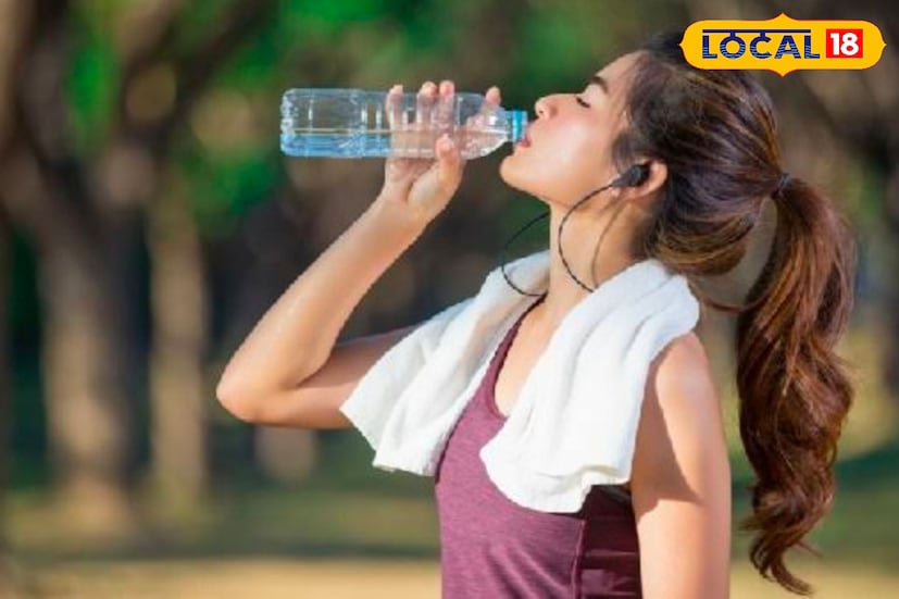 বর্তমান সময়ে ব্যস্ত জীবনে হাতের কাছে জল রাখার সহজ উপায় হিসেবে অনেকেই প্লাস্টিকের বোতল ব্যবহার করেন। অফিস, স্কুল, ভ্রমণ কিংবা বাড়ি - প্রায় সর্বত্রই প্লাস্টিকের জলের বোতল এখন নিত্যসঙ্গী। তবে বিশেষজ্ঞদের মতে, দীর্ঘদিন ধরে একই প্লাস্টিকের বোতল থেকে জল পান করা শরীরের জন্য মারাত্মক ক্ষতির কারণ হতে পারে। (ছবি ও তথ্য: জুলফিকার মোল্যা) বর্তমান সময়ে ব্যস্ত জীবনে হাতের কাছে জল রাখার সহজ উপায় হিসেবে অনেকেই প্লাস্টিকের বোতল ব্যবহার করেন। অফিস, স্কুল, ভ্রমণ কিংবা বাড়ি - প্রায় সর্বত্রই প্লাস্টিকের জলের বোতল এখন নিত্যসঙ্গী। তবে বিশেষজ্ঞদের মতে, দীর্ঘদিন ধরে একই প্লাস্টিকের বোতল থেকে জল পান করা শরীরের জন্য মারাত্মক ক্ষতির কারণ হতে পারে। (ছবি ও তথ্য: জুলফিকার মোল্যা)