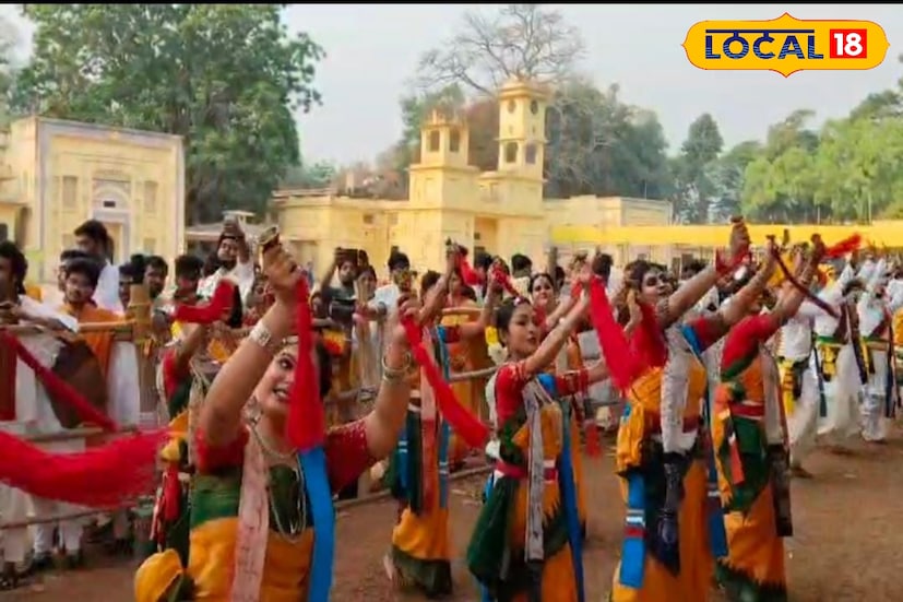 হাতেগোনা কয়েকদিন পরেই বসন্ত উৎসব। বোলপুর শান্তিনিকেতনে পালিত উৎসবগুলির মধ্যে অন্যতম এটি। বিগত কয়েক বছরের মতো এবারও দোলের দিন বসন্ত উৎসব পালন করবে না বিশ্বভারতী। তার পরিবর্তে ৬ মার্চ বিশ্বভারতী নিজেদের মধ্যে বসন্ত উৎসব পালন করবে। সেখানে বহিরাগতদের প্রবেশের অনুমতি নেই। তবে এবার সোনাঝুরিতে আবির ও রং খেলার আনন্দ থেকেও বঞ্চিত হতে পারেন পর্যটকেরা। (ছবি ও তথ্যঃ সৌভিক রায়)