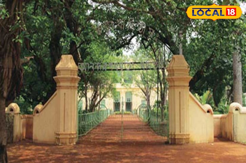 বিগত কয়েকমাস আগেই শুরু হয়েছিল হেরিটেজ ওয়াক। প্রসঙ্গত, বছরখানেক আগে ইউনেস্কোর তরফ থেকে ওয়ার্ল্ড হেরিটেজ তকমা দেওয়া হয় বোলপুর শান্তিনিকেতনের একাধিক জায়গা। সেই সমস্ত জায়গাগুলি পর্যটকদের সঠিকভাবে ঘুরিয়ে দেখানোর জন্য শুরু হয়েছিল এই হেরিটেজ ওয়াক। তবে সেই প্রক্রিয়া ঘিরে চলছিল কালোবাজারি। এমনটাই অভিযোগ করেন পর্যটকেরা। এরপরেই হেরিটেজ ওয়াকের জন্য রবীন্দ্র ভবন থেকেই টিকিট সংগ্রহের পরামর্শ দিলেন বিশ্বভারতী কর্তৃপক্ষ।(ছবি ও তথ্য: সৌভিক রায়) বিগত কয়েকমাস আগেই শুরু হয়েছিল হেরিটেজ ওয়াক। প্রসঙ্গত, বছরখানেক আগে ইউনেস্কোর তরফ থেকে ওয়ার্ল্ড হেরিটেজ তকমা দেওয়া হয় বোলপুর শান্তিনিকেতনের একাধিক জায়গা। সেই সমস্ত জায়গাগুলি পর্যটকদের সঠিকভাবে ঘুরিয়ে দেখানোর জন্য শুরু হয়েছিল এই হেরিটেজ ওয়াক। তবে সেই প্রক্রিয়া ঘিরে চলছিল কালোবাজারি। এমনটাই অভিযোগ করেন পর্যটকেরা। এরপরেই হেরিটেজ ওয়াকের জন্য রবীন্দ্র ভবন থেকেই টিকিট সংগ্রহের পরামর্শ দিলেন বিশ্বভারতী কর্তৃপক্ষ।(ছবি ও তথ্য: সৌভিক রায়)