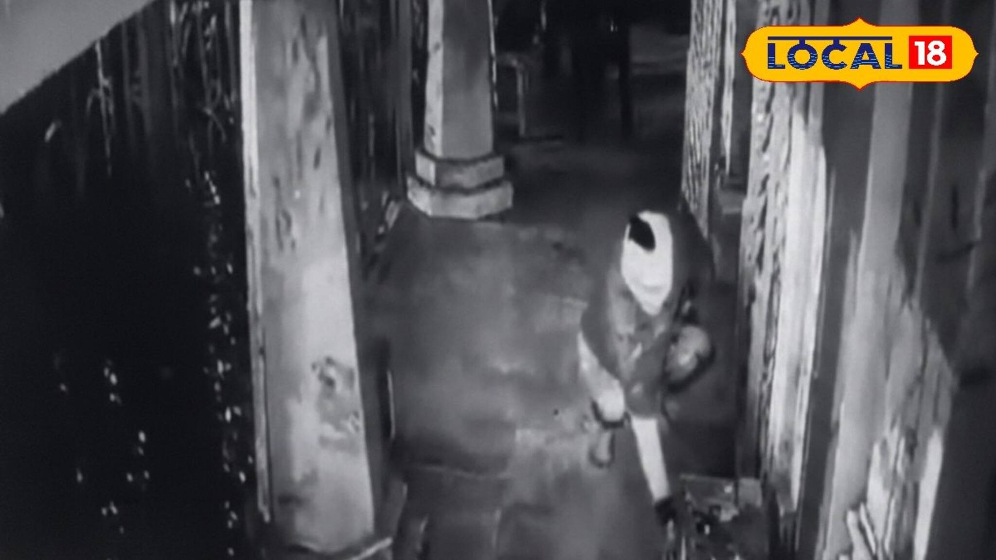 চুরির আগে নিষ্ঠাভরে প্রণাম! দুঃসাহসিক চুরি প্রাচীন মন্দিরে? ভাইরাল সিসিটিভি ফুটেজ