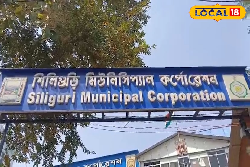 শহরে থার্মোকলের ব্যবহার পুরোপুরি বন্ধ করা সম্ভব নয়—এই বাস্তবতা মেনেই বড় সিদ্ধান্ত নিল শিলিগুড়ি পুরনিগম। প্রতিদিন রাস্তাঘাট, বাজার এবং বিশেষ করে মুখ্য নিয়ন্ত্রিত বাজার এলাকায় ছড়িয়ে-ছিটিয়ে থাকা থার্মোকল দূষণ বাড়াচ্ছে। তাই এবার প্রায় দেড় কোটি টাকা ব্যয়ে শিলিগুড়ির ডাম্পিং গ্রাউন্ডে একটি আধুনিক থার্মোকল প্রক্রিয়াকরণ ইউনিট গড়ে তোলার সিদ্ধান্ত নেওয়া হয়েছে। (ছবি ও তথ্যঃ ঋত্বিক ভট্টাচার্য) শহরে থার্মোকলের ব্যবহার পুরোপুরি বন্ধ করা সম্ভব নয়—এই বাস্তবতা মেনেই বড় সিদ্ধান্ত নিল শিলিগুড়ি পুরনিগম। প্রতিদিন রাস্তাঘাট, বাজার এবং বিশেষ করে মুখ্য নিয়ন্ত্রিত বাজার এলাকায় ছড়িয়ে-ছিটিয়ে থাকা থার্মোকল দূষণ বাড়াচ্ছে। তাই এবার প্রায় দেড় কোটি টাকা ব্যয়ে শিলিগুড়ির ডাম্পিং গ্রাউন্ডে একটি আধুনিক থার্মোকল প্রক্রিয়াকরণ ইউনিট গড়ে তোলার সিদ্ধান্ত নেওয়া হয়েছে। (ছবি ও তথ্যঃ ঋত্বিক ভট্টাচার্য)