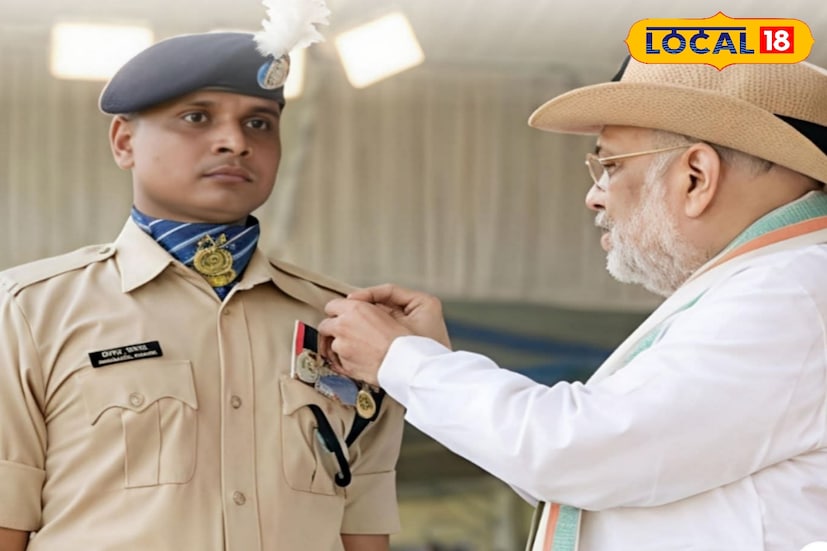 দু'বছর আগে পুলওয়ামায় জঙ্গিকে হত্যা করেছিলেন সিআরপিএফ জওয়ান অংশুমান হালদার। জলঙ্গির চোঁয়াপাড়া গ্রামের অংশুমানকে এবার বীরত্বের জন্য সম্মান জানানো হল। (ছবি ও তথ্য: তন্ময় মন্ডল) দু'বছর আগে পুলওয়ামায় জঙ্গিকে হত্যা করেছিলেন সিআরপিএফ জওয়ান অংশুমান হালদার। জলঙ্গির চোঁয়াপাড়া গ্রামের অংশুমানকে এবার বীরত্বের জন্য সম্মান জানানো হল। (ছবি ও তথ্য: তন্ময় মন্ডল)