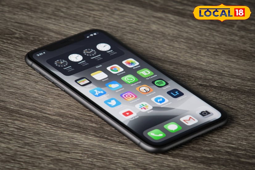 বর্তমান সময়ে দাঁড়িয়ে এখন সবকিছুতেই যেন হাতে একটা ফোন থাকা জরুরি। কারণ এখন সবকিছুই সোশ্যাল মিডিয়ার যুগ। এর ফলে আপনার পকেটে টাকা না থাকলেও আপনি ফোনের মাধ্যমে পেমেন্ট করে ফেলতে পারেন। অথবা আপনার থেকে প্রায় কয়েকশো কিলোমিটার দূরে আপনার কোন এক কাছের মানুষকে অনায়াসেই সোশ্যাল মিডিয়ার মাধ্যমে বার্তা পাঠাতে পারে। আর সেই কারণেই বর্তমানে পকেটে একটা ফোন থাকা জরুরী। (ছবি ও তথ্য: সৌভিক রায়)