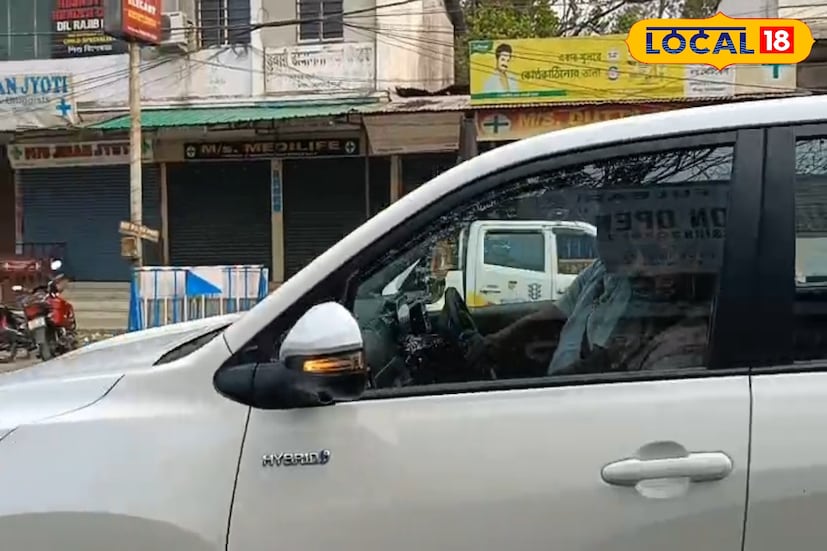 শিলিগুড়ি, ঋত্বিক ভট্টাচার্য : ডুয়ার্সের মাটিতে শুরু হল মানবতার এক অনন্য কাহিনির চিত্রায়ণ। ‘অ্যাম্বুলেন্স দাদা’ খ্যাত পদ্মশ্রী সম্মানপ্রাপ্ত Karimul Haque-এর জীবনভিত্তিক বায়োপিকের শ্যুটিং ঘিরে সরগরম মালবাজার। মঙ্গলবার সকাল নাগাদ মালবাজার সুপার স্পেশালিটি হাসপাতাল চত্বরে পৌঁছান টলিউড অভিনেতা দেব। তাঁর কনভয় ঢুকতেই হাসপাতাল প্রাঙ্গণে ভিড় জমান অনুরাগী ও কৌতূহলী স্থানীয়রা। শিলিগুড়ি, ঋত্বিক ভট্টাচার্য : ডুয়ার্সের মাটিতে শুরু হল মানবতার এক অনন্য কাহিনির চিত্রায়ণ। ‘অ্যাম্বুলেন্স দাদা’ খ্যাত পদ্মশ্রী সম্মানপ্রাপ্ত Karimul Haque-এর জীবনভিত্তিক বায়োপিকের শ্যুটিং ঘিরে সরগরম মালবাজার। মঙ্গলবার সকাল নাগাদ মালবাজার সুপার স্পেশালিটি হাসপাতাল চত্বরে পৌঁছান টলিউড অভিনেতা দেব। তাঁর কনভয় ঢুকতেই হাসপাতাল প্রাঙ্গণে ভিড় জমান অনুরাগী ও কৌতূহলী স্থানীয়রা।