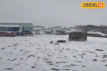 টাইগার হিলে তুষারপাত, বরফের চাদরে মুড়ল দার্জিলিং, কনকনে ঠান্ডায় কাঁপছে পর্যটকেরা