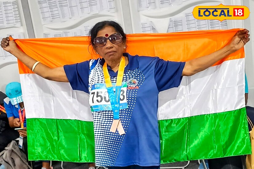 বিদেশের মাটিতে আন্তর্জাতিক প্রতিযোগিতায় জোড়া সাফল্য মালদহের ৭৫ ঊর্ধ্ব প্রাক্তন শিক্ষিকার। বয়স যে শুধুই সংখ্যা, তা আবারও প্রমাণ করলেন মালদহের প্রাক্তন স্কুল শিক্ষিকা অঞ্জলি চৌধুরী। অদম্য ইচ্ছাশক্তি আর নিরলস অনুশীলনের জোরে আন্তর্জাতিক মঞ্চে জয় করলেন জোড়া ব্রোঞ্জ পদক।(ছবি ও তথ্য: জিএম মোমিন)