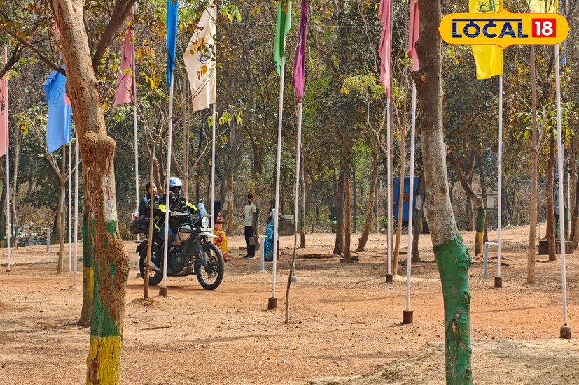 বিষ্ণুপুরের পোড়ামাটির হাটে বসন্তের আমেজ, শান্তিনিকেতন না গিয়েও মিলবে উৎসবের স্বাদ। অনেকেই বলছেন, পরিবেশের দিক থেকে এটি অনেকটাই সোনাঝুরি হাটের মতো। গাছপালায় ঘেরা খোলা প্রান্তর, মাটির গন্ধ, হাতে তৈরি সামগ্রীর পসরা—সব মিলিয়ে এক শান্ত অথচ প্রাণবন্ত আবহ তৈরি হয়েছে বিষ্ণুপুরে। বসন্ত উৎসবকে সামনে রেখে হাটে চলছে বিশেষ প্রস্তুতি। রঙিন আলোকসজ্জা, সাংস্কৃতিক অনুষ্ঠানের মঞ্চ এবং স্থানীয় শিল্পীদের অংশগ্রহণে উৎসবের আমেজ ক্রমেই বাড়ছে।