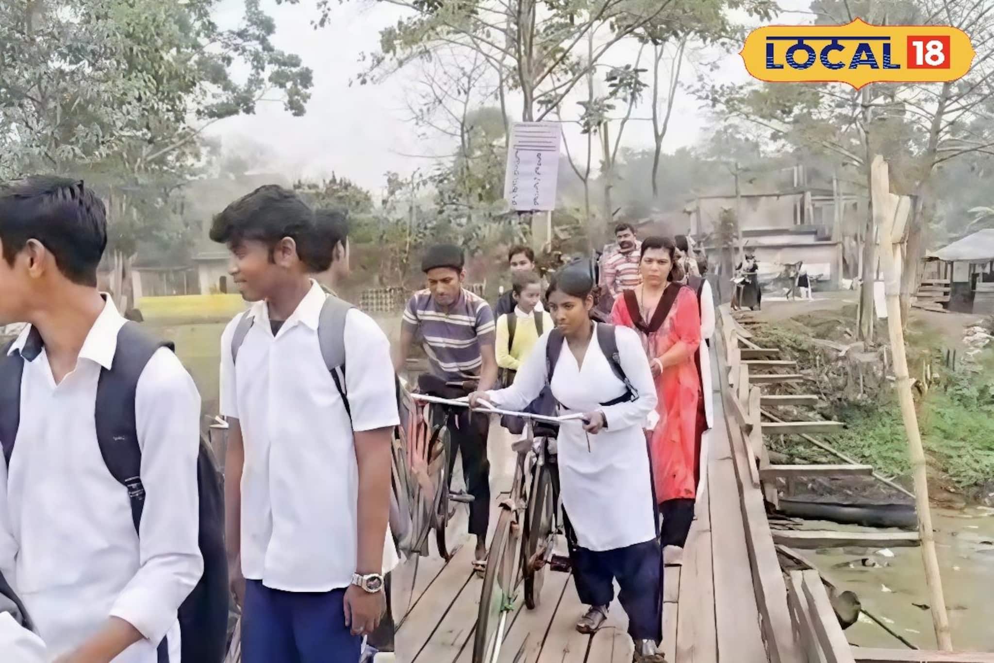 ইছামতির কাঠের সেতু যেন মৃত্যুফাঁদ! বনগাঁ-বসিরহাট সংযোগকারী একমাত্র ব্রিজের বেহাল দশা ইছামতির কাঠের সেতু যেন মৃত্যুফাঁদ! বনগাঁ-বসিরহাট সংযোগকারী একমাত্র ব্রিজের বেহাল দশা