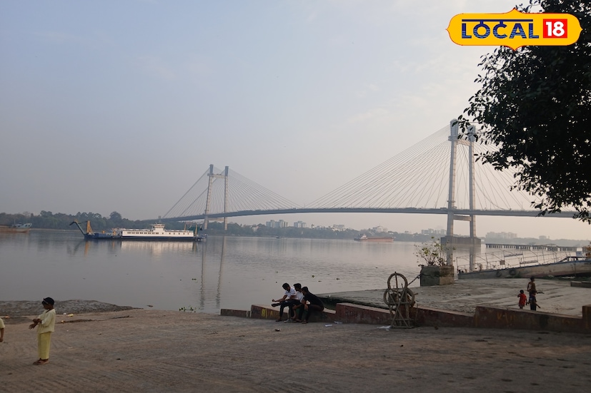 নদীর অপরূপ সৌন্দর্য উপভোগ করতে হুগলি নদীর পশ্চিম পাড়ের এই ঘাটে মানুষ ভিড় জমাচ্ছে। এখানে নদীর আরও বেশি সৌন্দর্য ধরা পড়ে। নদীর অস্থির জল তার উপর কেয়া পাতার মতো ভাসছে জলযান। ওপারে ছবির মতো কলকাতা। (ছবি ও তথ্য: রাকেশ মাইতি) নদীর অপরূপ সৌন্দর্য উপভোগ করতে হুগলি নদীর পশ্চিম পাড়ের এই ঘাটে মানুষ ভিড় জমাচ্ছে। এখানে নদীর আরও বেশি সৌন্দর্য ধরা পড়ে। নদীর অস্থির জল তার উপর কেয়া পাতার মতো ভাসছে জলযান। ওপারে ছবির মতো কলকাতা। (ছবি ও তথ্য: রাকেশ মাইতি)