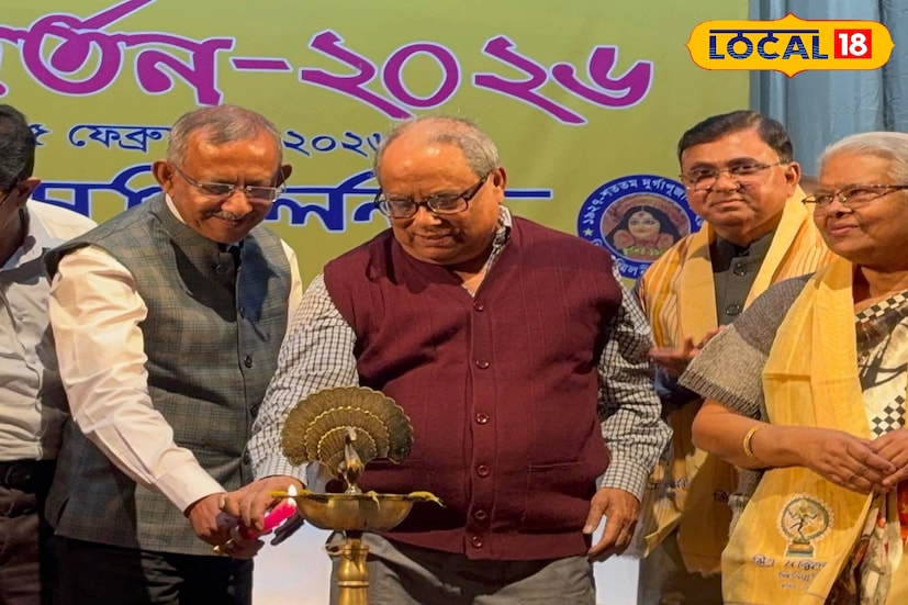 শিলিগুড়ির রাজনীতিতে এক বিরল ছবির জন্ম দিল মিত্র সম্মিলনীর সমাবর্তন অনুষ্ঠান। মঙ্গলবার রাতে এক মঞ্চে পাশাপাশি দেখা গেল শাসক ও বিরোধী শিবিরের তিন পরিচিত মুখকে। মুহূর্তেই সেই ছবি ছড়িয়ে পড়ে সোশ্যাল মিডিয়ায়, শুরু হয় জোর চর্চা। (ছবি ও তথ্য: ঋত্বিক ভট্টাচার্য) শিলিগুড়ির রাজনীতিতে এক বিরল ছবির জন্ম দিল মিত্র সম্মিলনীর সমাবর্তন অনুষ্ঠান। মঙ্গলবার রাতে এক মঞ্চে পাশাপাশি দেখা গেল শাসক ও বিরোধী শিবিরের তিন পরিচিত মুখকে। মুহূর্তেই সেই ছবি ছড়িয়ে পড়ে সোশ্যাল মিডিয়ায়, শুরু হয় জোর চর্চা। (ছবি ও তথ্য: ঋত্বিক ভট্টাচার্য)