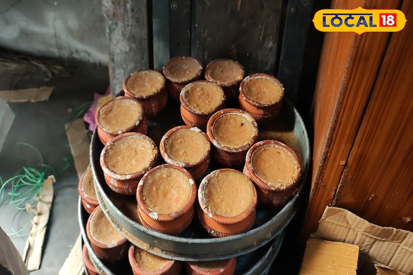 দোল ও গৌড় পূর্ণিমা ঘিরে নদিয়ার নবদ্বীপ শহরে ভক্ত ও পর্যটকদের ঢল নামতেই রেকর্ড বিক্রি হচ্ছে ঐতিহ্যবাহী ক্ষীর দই। প্রাচীনকাল থেকেই নবদ্বীপের মিষ্টির খ্যাতি সুদূরপ্রসারী, তার মধ্যে ক্ষীর দই আলাদা মর্যাদা পেয়েছে স্বাদ ও ঘনত্বের জন্য। (ছবি ও তথ্য: মৈনাক দেবনাথ) দোল ও গৌড় পূর্ণিমা ঘিরে নদিয়ার নবদ্বীপ শহরে ভক্ত ও পর্যটকদের ঢল নামতেই রেকর্ড বিক্রি হচ্ছে ঐতিহ্যবাহী ক্ষীর দই। প্রাচীনকাল থেকেই নবদ্বীপের মিষ্টির খ্যাতি সুদূরপ্রসারী, তার মধ্যে ক্ষীর দই আলাদা মর্যাদা পেয়েছে স্বাদ ও ঘনত্বের জন্য। (ছবি ও তথ্য: মৈনাক দেবনাথ)