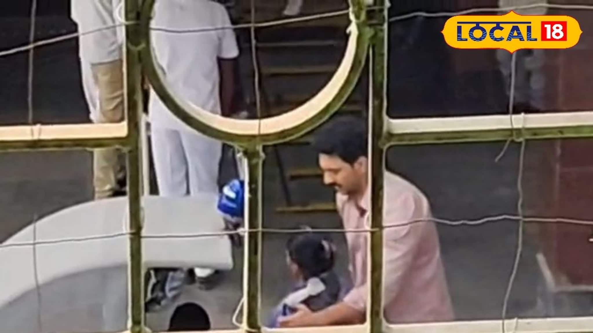 Dev: মালবাজার হাসপাতালে ‘বাইক অ্যাম্বুলেন্স দাদা’র শ্যুটিং, করিমুলের বেশে দেব! ভাইরাল সোশ্যাল মিডিয়ায় দৃশ্য Dev: মালবাজার হাসপাতালে ‘বাইক অ্যাম্বুলেন্স দাদা’র শ্যুটিং, করিমুলের বেশে দেব! ভাইরাল সোশ্যাল মিডিয়ায় দৃশ্য