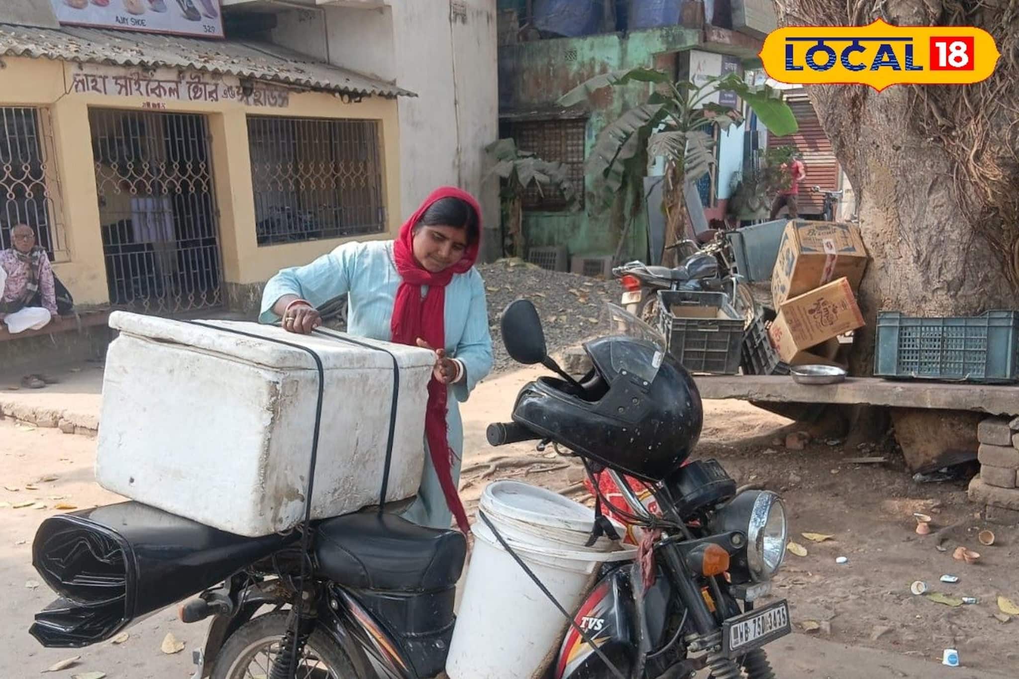 গয়না বিক্রি করে কেনা মোপেড বাইকে চেপে দই-ছানা ফেরি করেই সংসারের হাল ধরেছেন ‘ঝুমা দইওয়ালা’