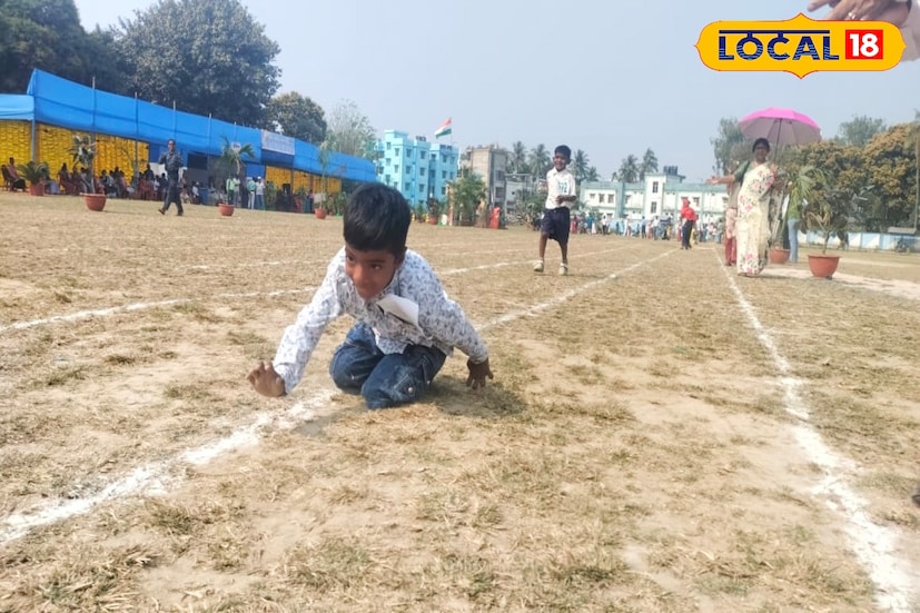 বয়স মাত্র ৭ বছর, তবে স্বপ্ন যেন আকাশ ছোঁয়ার। হাঁটতে না পারলেও হাতের ভরে দৌড় প্রতিযোগিতায় অংশ নিয়ে নজর কাড়ল মালদহের বিশেষভাবে সক্ষম এক খুদে। কোন সিনেমার ছবি বা ইমোশনাল রিলস নয়, মালদহের এই বাস্তব চিত্র জেলা স্তরের ক্রীড়া প্রতিযোগিতার।(ছবি ও তথ্য: জিএম মোমিন) বয়স মাত্র ৭ বছর, তবে স্বপ্ন যেন আকাশ ছোঁয়ার। হাঁটতে না পারলেও হাতের ভরে দৌড় প্রতিযোগিতায় অংশ নিয়ে নজর কাড়ল মালদহের বিশেষভাবে সক্ষম এক খুদে। কোন সিনেমার ছবি বা ইমোশনাল রিলস নয়, মালদহের এই বাস্তব চিত্র জেলা স্তরের ক্রীড়া প্রতিযোগিতার।(ছবি ও তথ্য: জিএম মোমিন)