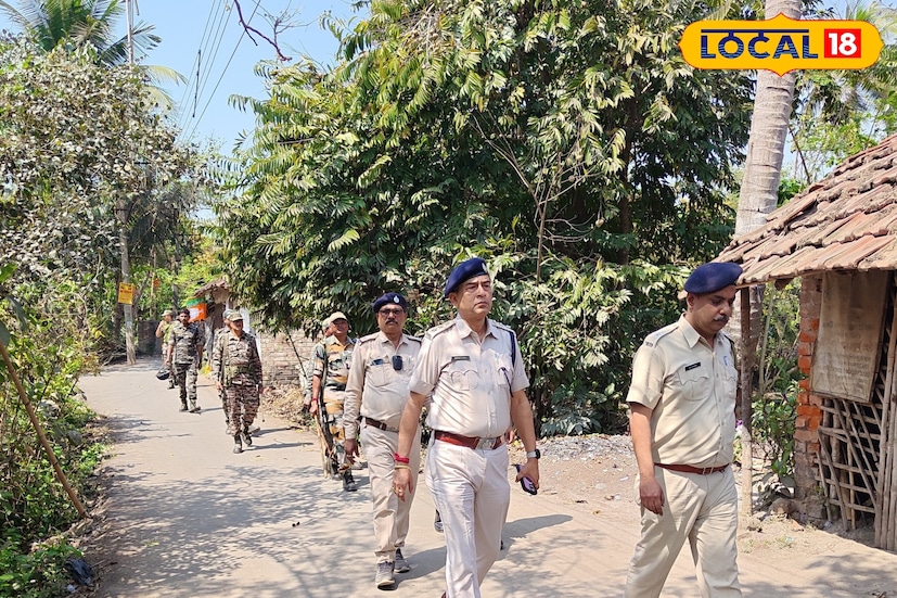 কেন্দ্রীয় বাহিনীর রুটমার্চ হাওড়ায়! এস আই আর তালিকা প্রকাশের আগেই জেলায় জেলায় সশস্ত্র কেন্দ্রীয় বাহিনী। ইতিমধ্যেই গ্রামীণ হাওড়ার কিছু স্থানে কেন্দ্রীয় বাহিনীর রুটমার্চ। (ছবি ও তথ্য: রাকেশ মাইতি) 