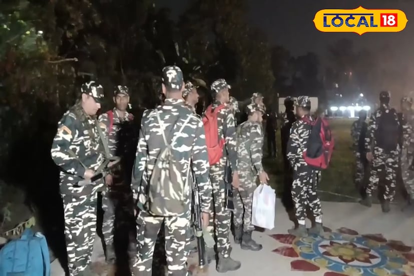 ভোটের দিনক্ষণ এখনও ঘোষণা হয়নি, তার আগেই শিলিগুড়ি কমিশনারেট এলাকায় এসে পৌঁছল ৩ কোম্পানি কেন্দ্রীয় বাহিনী। রাজ্যের অন্যান্য জেলার পাশাপাশি উত্তরবঙ্গেও বাড়ানো হচ্ছে নিরাপত্তা প্রস্তুতি। নির্বাচনের আগে প্রশাসনের এই তৎপরতা নিয়ে রাজনৈতিক মহলে শুরু হয়েছে জোর আলোচনা। (ছবি ও তথ্যঃ ঋত্বিক ভট্টাচার্য) ভোটের দিনক্ষণ এখনও ঘোষণা হয়নি, তার আগেই শিলিগুড়ি কমিশনারেট এলাকায় এসে পৌঁছল ৩ কোম্পানি কেন্দ্রীয় বাহিনী। রাজ্যের অন্যান্য জেলার পাশাপাশি উত্তরবঙ্গেও বাড়ানো হচ্ছে নিরাপত্তা প্রস্তুতি। নির্বাচনের আগে প্রশাসনের এই তৎপরতা নিয়ে রাজনৈতিক মহলে শুরু হয়েছে জোর আলোচনা। (ছবি ও তথ্যঃ ঋত্বিক ভট্টাচার্য)