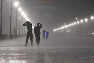 সাগরে ঘনীভূত নিম্নচাপ,দোসর ঘূর্ণাবর্ত,জোড়া ফলায় জেলায়-জেলায় ঝড়-বৃষ্টি,২ ঘণ্টায় দাপট