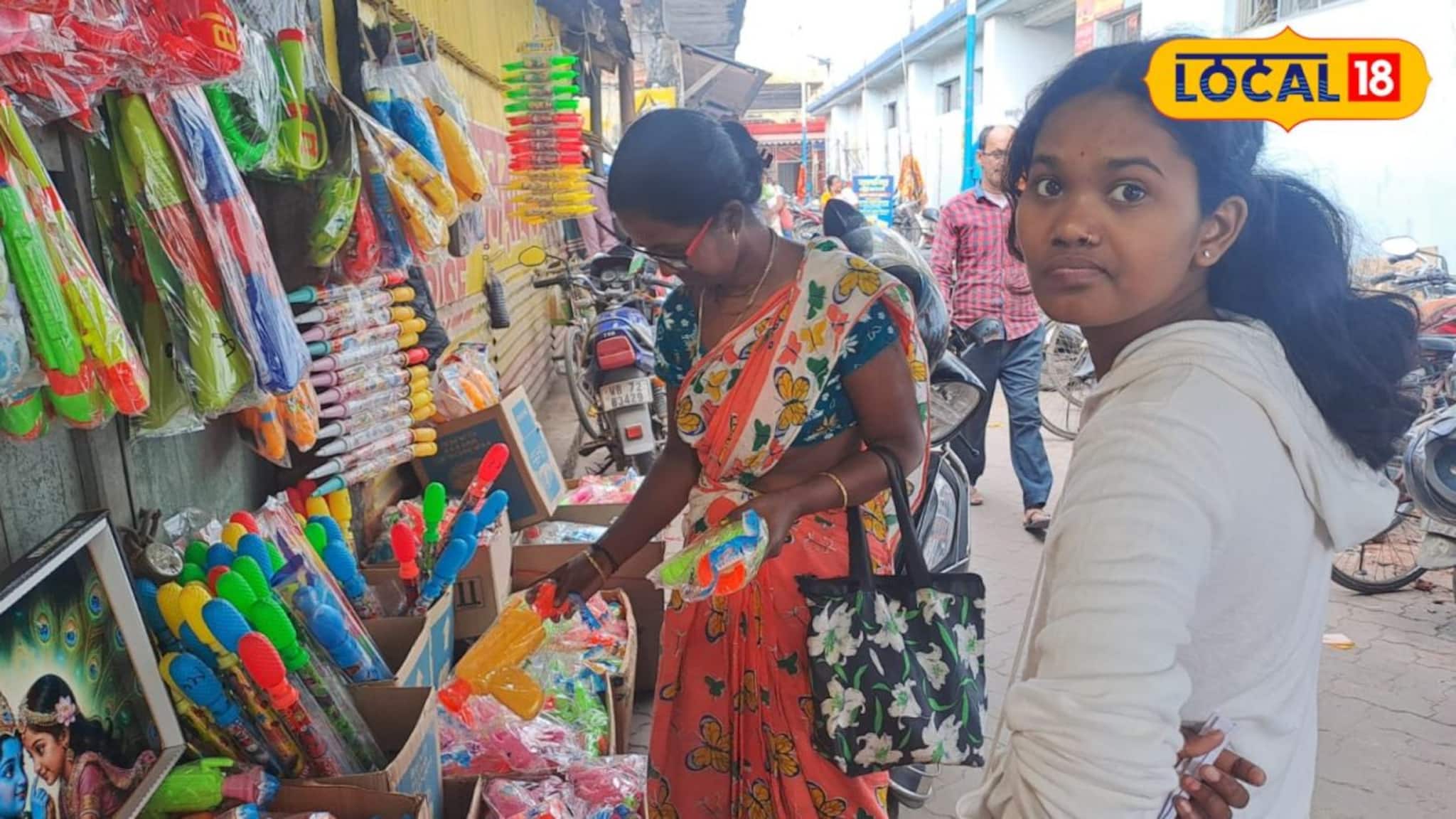 Holi 2026: এবার কিচেন সেটে দোল খেলা! জলপাইগুড়ির বাজারে হিট 'হাতা-খুন্তি' পিচকারি, দাম সাধ্যের মধ্যেই