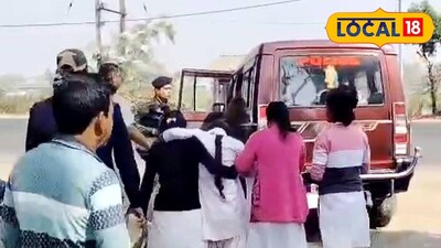 আহত পরীক্ষার্থীদের নিয়ে যাওয়া হচ্ছে