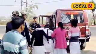 আহত পরীক্ষার্থীদের নিয়ে যাওয়া হচ্ছে