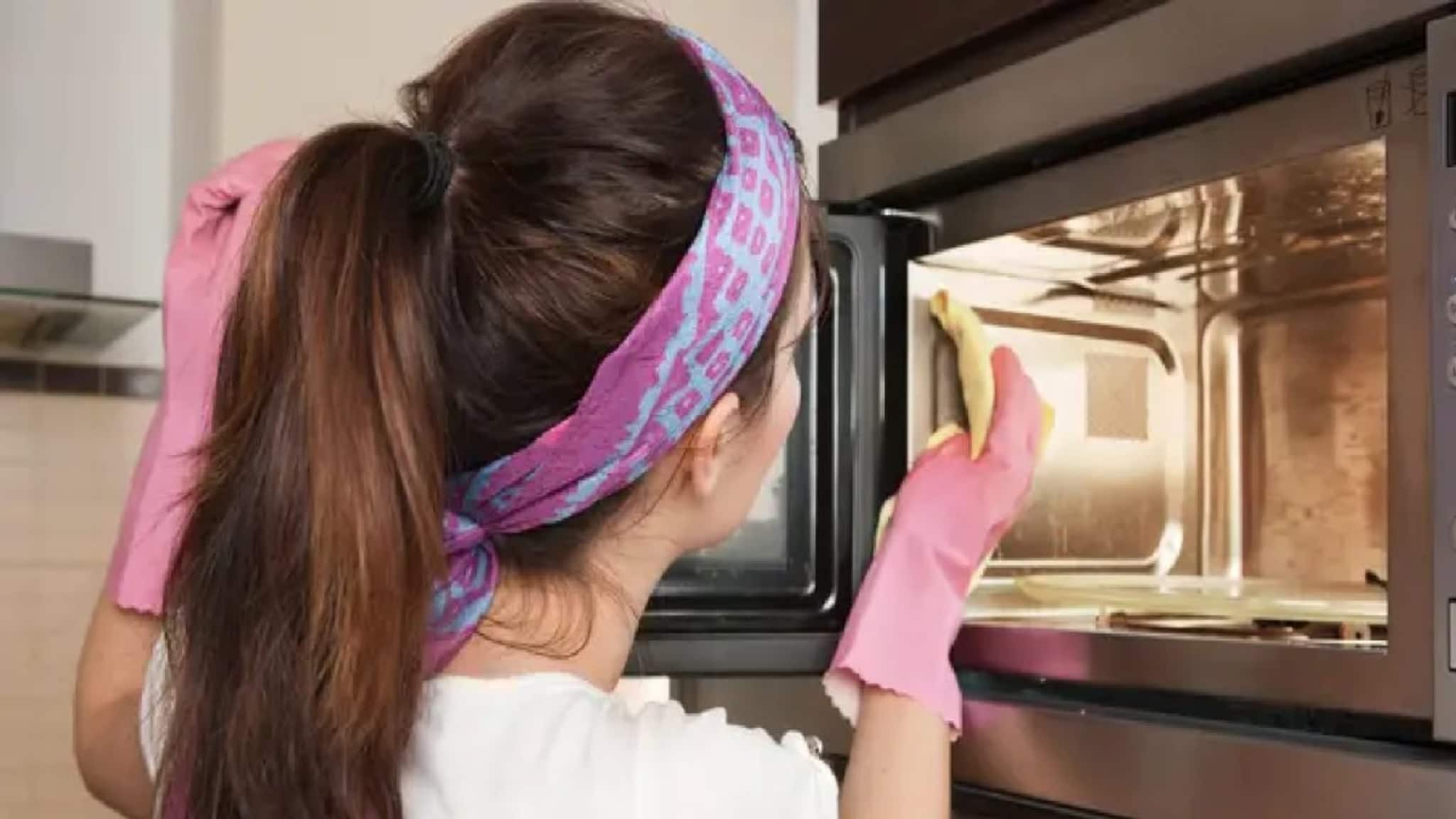 Microwave Cleaning Tips: মাইক্রোওয়েভ ওভেন কতদিন পর পরিষ্কার করেন? রইল সহজতম টিপস, সময় লাগবে ঠিক ৩ মিনিট